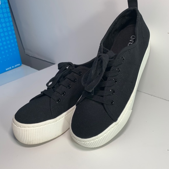 Women’s Fashion Sneaker - Picture 2 of 7